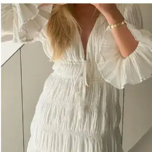 Säljer min helt oanvända vita klänning från NAKD. Den har fortfarande prislappen kvar och säljs inte på hemsidan längre. Perfekt till studenten   Säljer pga att jag har beställt flera olika klänningar till studenten och kommer ej använda denna