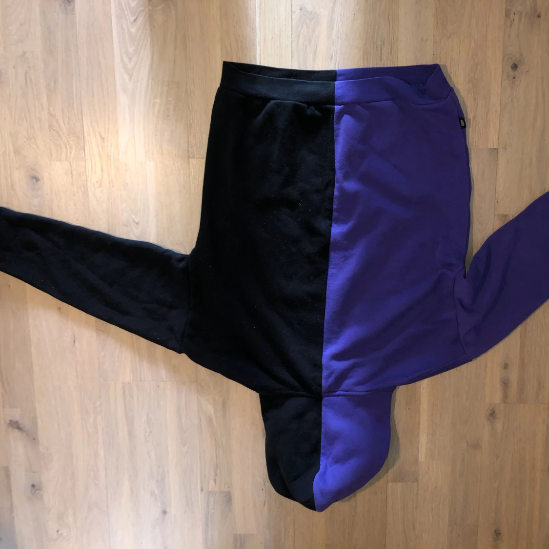 ’Chaotic’ lila-svart hoodie - 90