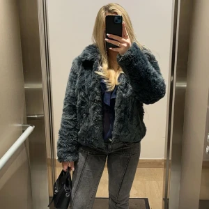 Pälsjacka - Säljer nu denna snygga pälsjacka ifrån Vila!  Bra skick!🩷🩷