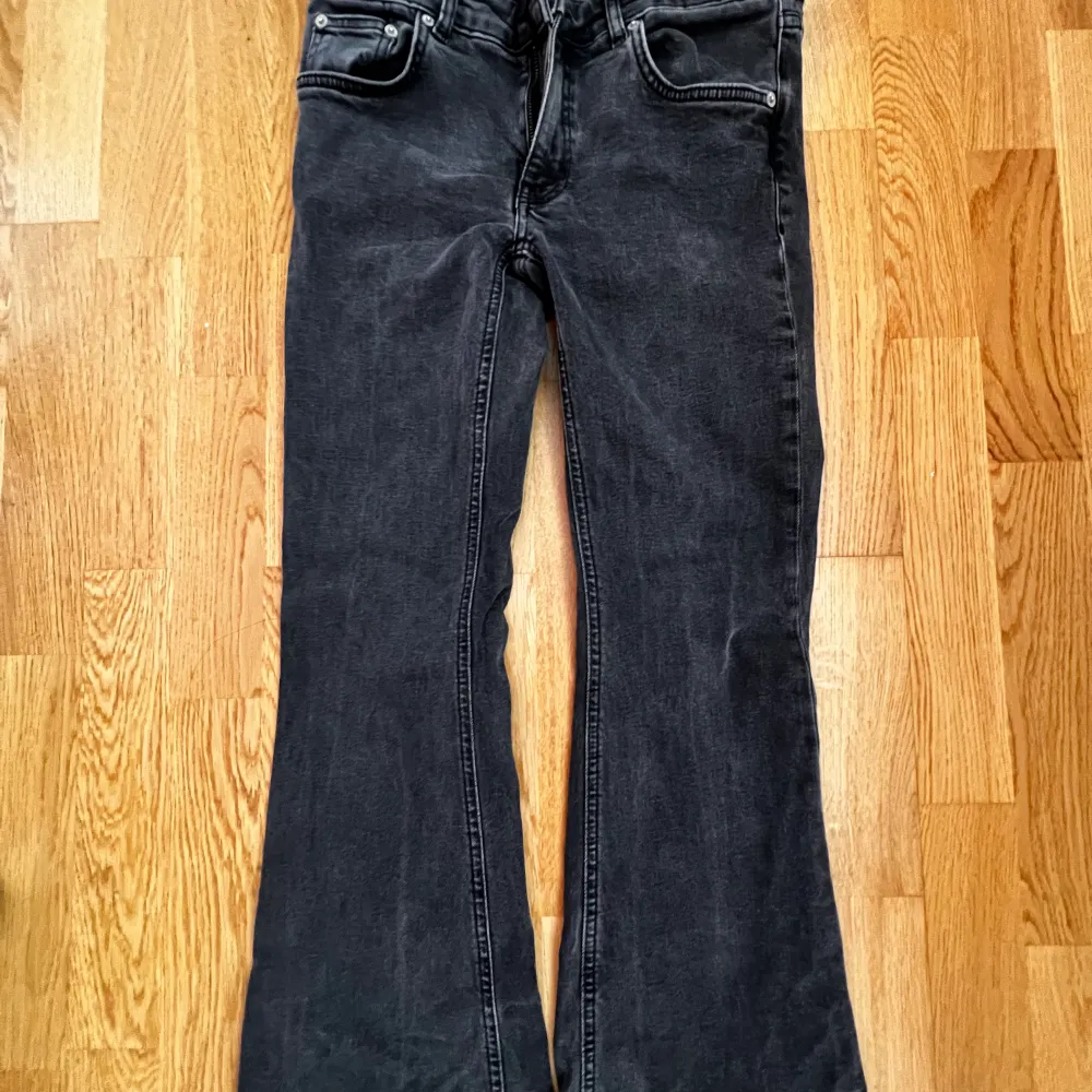 Svarta lowaist bootcut jeans 🖤. Jeans & Byxor.