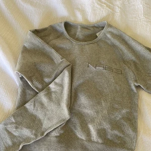 Tränings tröja - Långärmad träningstopp, ribbad i grå. Pris går att diskutera och skriv vid frågor.