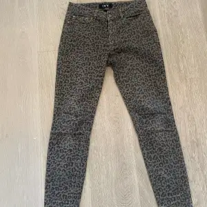 Säljer dessa lågmidjade leopard jeans.  Super snygga till en vit tröja med ett svart bälte typ😍😍 Original Pris 1000kr 
