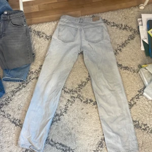 Jeans  - Ljus blå jeans lågmidjade från Gina är syda vid rumpan eftersom de gick i sönder de är jättefina ljus blå färg på de och de är jätte fina❤️