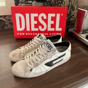Diesel skor - Populära diesel skor i bra skick. Går att putsa upp så dom blir lite fräschare🤩 köpta för 2400kr och kvitto finns! Lådan medföljer vid köp❤️
