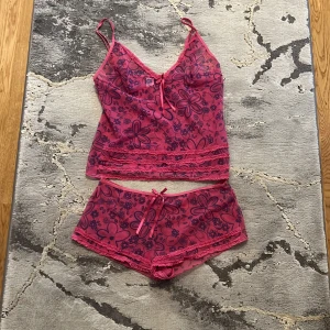 Underkläder  - Säljer det här fina settet från zalando, använd 1 gång, storlek på toppen L men passar på M storlek på shortsen M