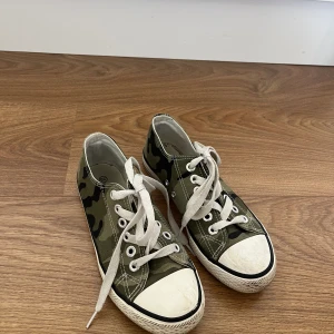 Skor med militärmönster - Jättefina skor, nästan oanvända 