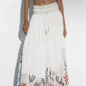 Zara lång kjol - Intresse koll på min långa kjol från zara 🙌🏼💐🫶🏻 bilder på kjolen kan skickas privat storlek s men passar alla storlekar 💘🎤