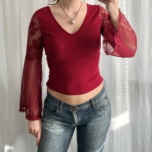 Röd topp - Röd topp med utsvängda armar, köpt på Plick med orginellt från Shein 💕