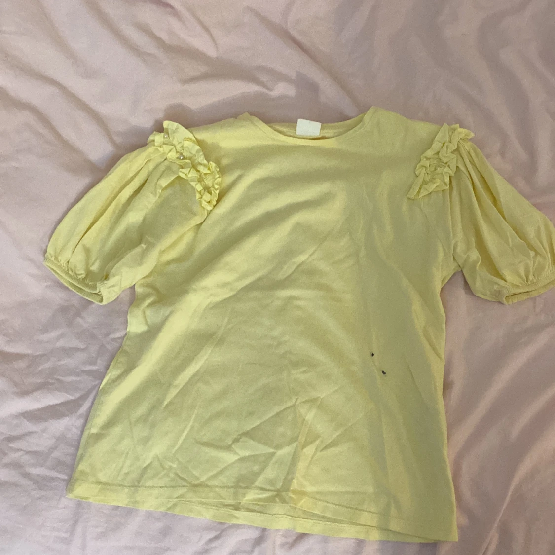 Gul tröja med puffar