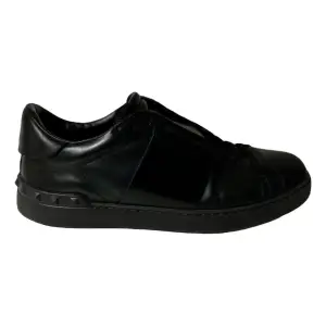 Ett par snygga svarta valentino skor i läder.  Skorna är i relativt bra skick. Köpta på Vestiaire mycket nyligen men säljer nu då dem var lite för stora. Äkthetskontroll har gjorts på dem.