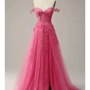 Balklänning - Säljer min fina rosa balklänning från Zapaka då den är för stor för mig i bysten & jag hittat annan! Sjukt vacker och endast testad hemma🤍 skriv privat för eventuella frågor!🤍 