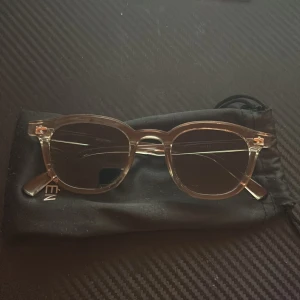 Glasögon  - Säljer Måntén glasögon (m1v1 grey) för att dem inte passa mig och min stil som jag ville det som följer med är påse, mikrofiberduk och såklart glasögon  Nypris 549kr mitt pris 350 pris ej huggit i sten, har aldrig använt bara testat 