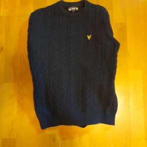 Lyle & scott stickad tjock tröja - Alldeles bra skick. Jag har fått den som present men den passa inte mig så den är ej använd. (Pris kan diskuteras)