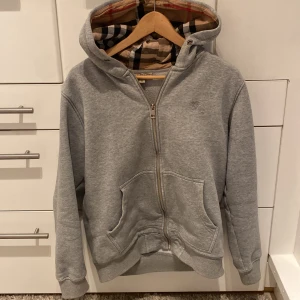 Burberry hoodie - Hoodien är riktigt fet och är i ett bra skick, priset kan diskuteras vid snabb affär. Skriv om ni undrar något.