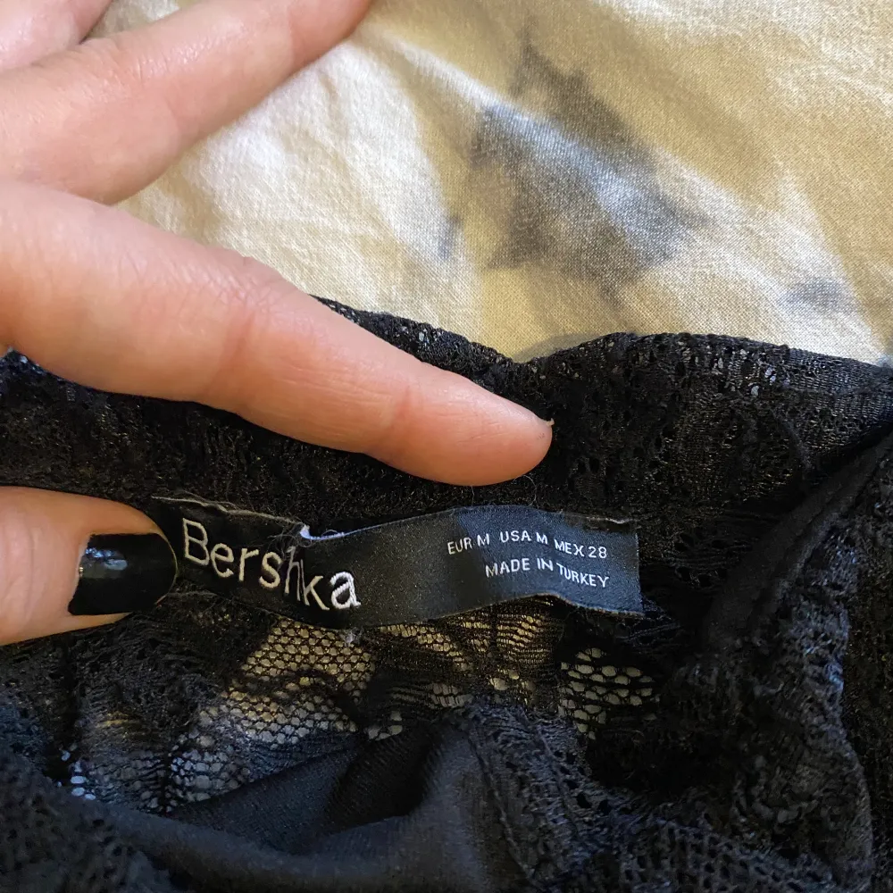 Säljer denna snygga minidress från Bershka , något nopprig för jag fastnade i kardborreband, därav priset. Endast använd en gång. . Klänningar.