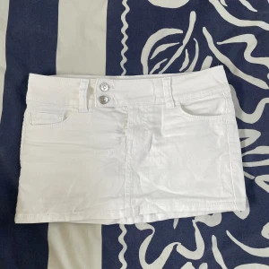 Jeanskjol - Snygg vit jeanskjol, perfekt till sommaren💞