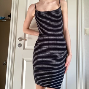 Morgan klänning - Jätte snygg svart klänning från Morgan Detoi. Formar kroppen så fint och ger så fina kurvor. Bra & Stretchig material! Endast använt 1 gång så Nyttskick! 💝