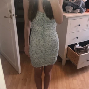 Grön Blom klänning - Grön blommig klänning vet ej vart den är ifrån säljer för den ej används💗