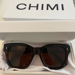 chimis 07 - säljer mina nya chimis. Aldrig använda, säljer på grund av att jag har ett annat par. Färgen tortoise. Nypris 1350, jag säljer för 900.