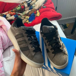 Adidas campus 00s - Adidas campus 00s grå och svart. Storlek 40 2/3. Skriv vid frågor☺️