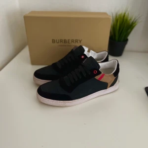 Burberry Skor - Hej säljer nu mina ”Burberry Checked”   Cond 8,5/10 Storlek 43  Allt på bilden medföljs  Priset är inte hugget i sten!   . Har du några mer funderingar så är det bara att höra av sig! 
