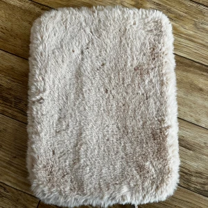 Fluffigt datorskal  - Beiget gulligt fluffigt datorskal i perfekt skick! Super fint till skolan / uni och piffar upp vardags outfits samt rymligt, du får plats med dator men även med block, penna, tuggummi och lite annat🤍 Funkar även som clutch om du föredrar det…🤍