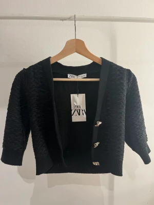 svart kofta - säljer denna jättefina kofta från zara då den inte kommer till användning💕Den är helt ny och aldrig använd, och lapp finns kvar. Koftan är i storlek xs💕🥰❤️