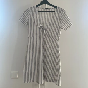 Zara klänning  - Varsamt använd.