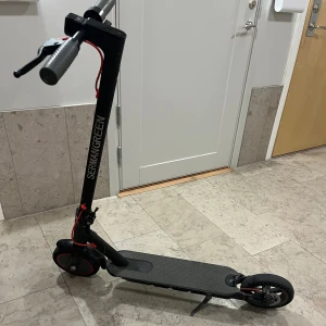 Elsparkcykel - Hej. Jag säljer en elsparkcykel. Den är i bra skick. Max hastighet 31 km/h. Betteriet behöver bytas ut. Pris går att diskutera. Säljer bara cykeln. Kan inte frakta, möts i Stockholm. Skriv för fler frågor/funderingar. 