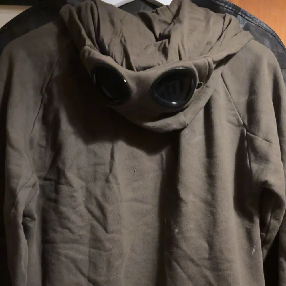 Tja! Säljer nu min C.P company zip hoodie i mörkgrön färg. Denna köptes på Johnells för 2 årsen. Använt endast 1 ggr därför är skicket 9,5/10 hör av er vid fler frågor!. Hoodies.