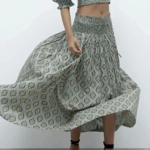 Slutsåld Zara Långkjol - Långkjol fårn Zara som knappt är använd!! Så fin och i toppenskick!!