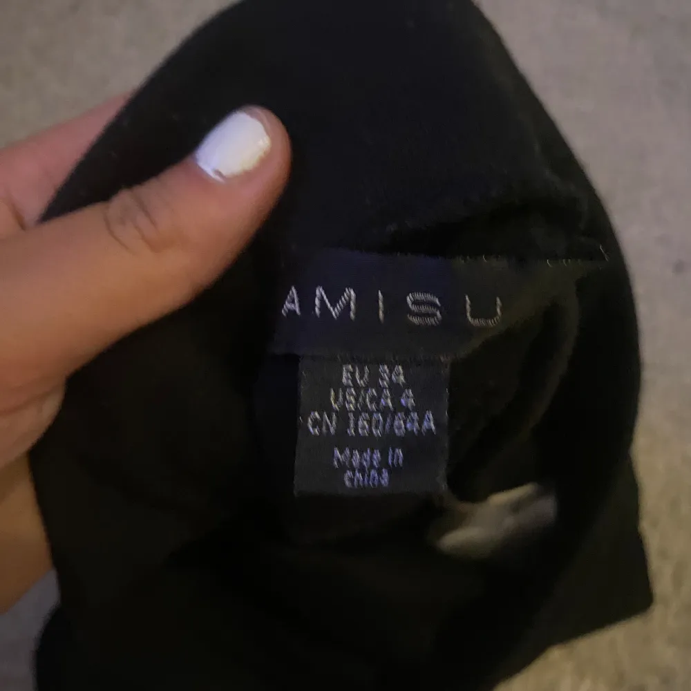 Säljer denna svarta kjol från Amisu. I storlek 34. Hör av er vid frågor. Kjolar.