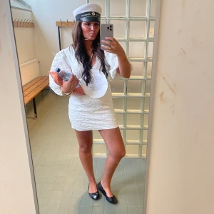 Studentklänning  - Säljer denna sjukt fina klänning som jag tyvärr inte kommer få användning för. Använd 1 gång på studenten. Pris kan diskuteras vid snabb affär, men den är som ny och köpte för 1200!