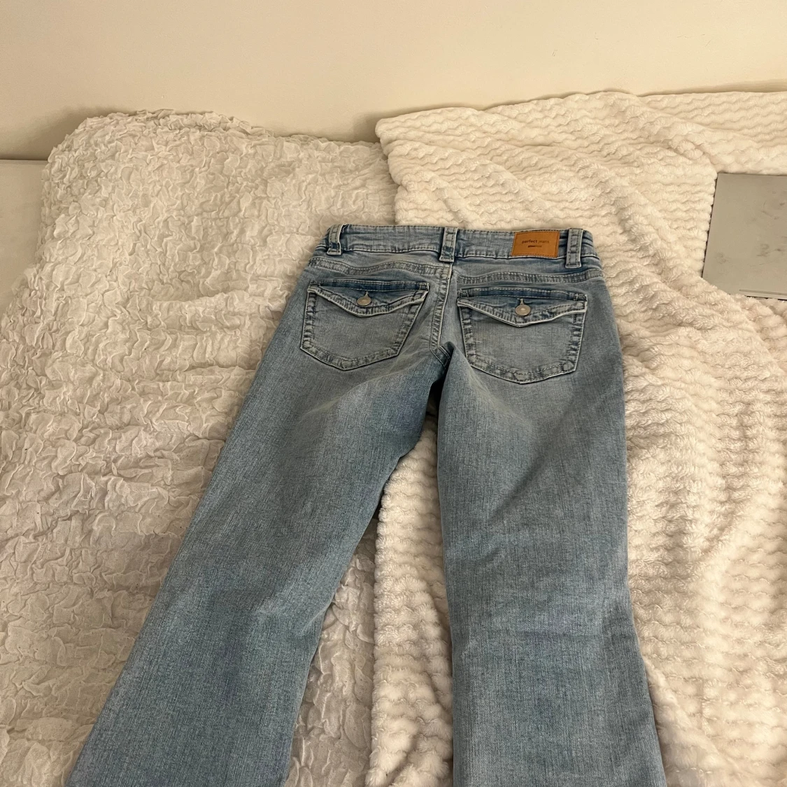 Ljusblåa bootcut jeans - 90