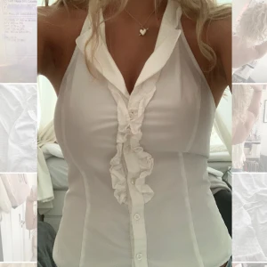 Vit halterneck topp - Vit halterneck topp i skjort liknande modell💕köpt second hand och skulle säga att storleken är typ S 