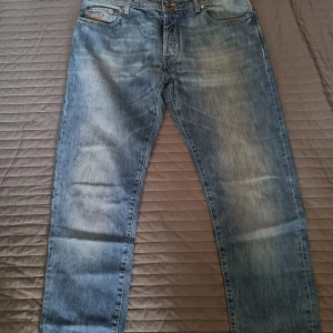 Jacob Cohen  - Hej, jag säljer ett par feta jacob cohen jeans. Dem är i bra skick förutom att det har lossnat delar från lappen bild två. Dem är i storlek 36. Nypris ca 4000kr. Mitt pris 599.