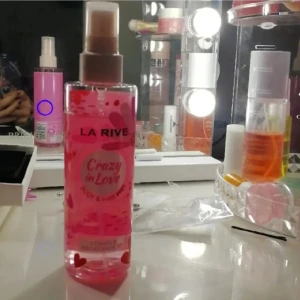 Body mist  - LA RIVE (crazy in love) 90% kvar. Skriv privat för intresse!💕"Köp nu" funkar också❣️ Köp mer från en annan annons =samfrakt! Vid snabb affär (free gift.   