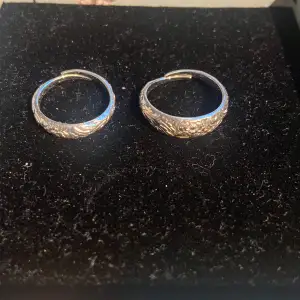 Säljer dessa två ringar från pilgrim, justerbara, kontakta mig vid intresse av att endast köpa en av dom! 