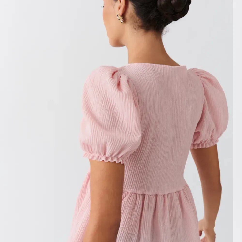 JAG RESER NÄSTA VECKA SÅ PASSA PÅ Säljer en rosa tie front top från Gina Tricot som är helt ny och aldrig använd. Säljer en exakt likadan i vit som du kan kika på om du vill. Behövde sälja den här då retur tiden hade löpt ut. . Toppar.