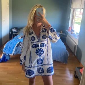 Klänning med broderier från Zara - Vit klänning med broderier och pärldetaljer från Zara. Använd ett fåtal gånger. Storlek M men skulle säga att den funkar för storlekar mellan s-liten L. 