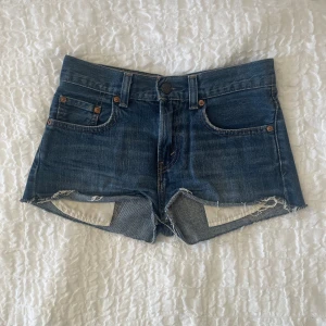 Levi’s shorts W23 - Superfina shorts köpt vintage som tyvärr blivit för små. Storlek W23, i fint skick. 35 cm midja