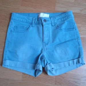 Blå jeansshorts från Pieces - Oanvända ljusblå jeansshorts från Pieces. Shortsen har en knapp och dragkedja framtill, samt fickor både fram och bak. Saknar tyvärr storlek men passar xs/s. Kom gärna med prisförslag 💕