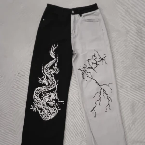 Baggy jeans - Hälften hälften snygga jeans som är baggy🐉  Sparsamt använda och lika bra som ny. Säljer pga att det inte är min stil.  Undrar ni något så är det bara att fråga :)