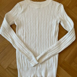Vit tröja  - Det är en vit stickad tröja ursprungligen från Gina tricot. Endast använd ett fåtal gånger men tyvärr passar inte längre. En av mina favorit tröjor. Pris går att diskutera 💕