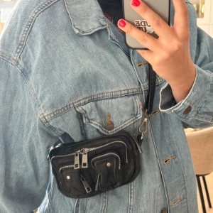 Nunoo bag - Väska i modellen Helena från Nunoo bags. Äkta läder. I bra skick! Enda defekten är att ena spännet börjat rosta lite (sista bilden.)  Höjd: 10 cm Bredd: 17.5 cm Djup: 4 cm