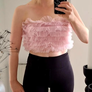 Nyskick - ljusrosa tubtopp i tyll, tulltopp, frill topp strl XS  - Nyskick - ljusrosa tubtopp i tyll, tulltopp, frill topp strl XS. Nyskick, aldrig använd, bara testad. Missa inte mina andra annonser❤️🥰