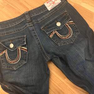 Lågmidjade jeans från true religion. Fint skick och knappt använda! Säljes pga för stora för mig. Kan skicka mer bilder i pm. Storlek W28
