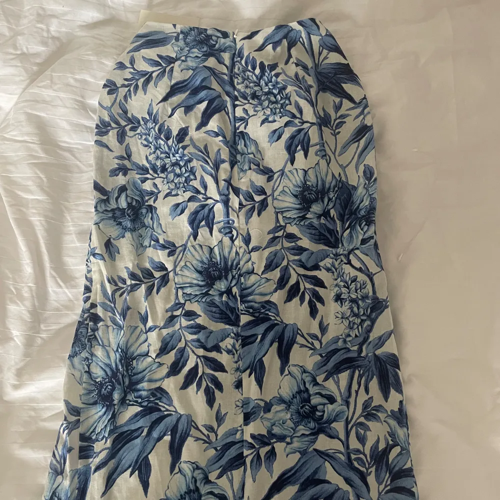En aldrig använd vit och blå blommig linne kjol från h&m. Säljer då det är fel storlek.. Kjolar.