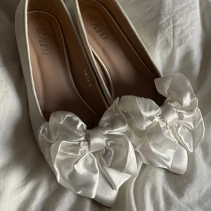 Vackra vita satin klackar - Sjukt fina satinklackar vita. Stora fina rosetter. Skriv för mer info eller fler bilder💋