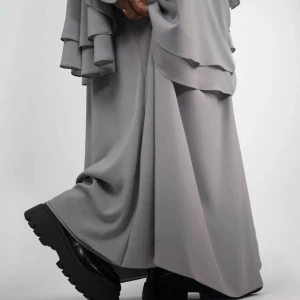 LesSultanas Jilbab i färgen Moonlight - Helt ny och oanvänd 2 delad jilbab. Köpt dyrt från LesSultanas i premium chiffong. Har möjligheten att bindas till niqab. Jag är 173cm för referens💖